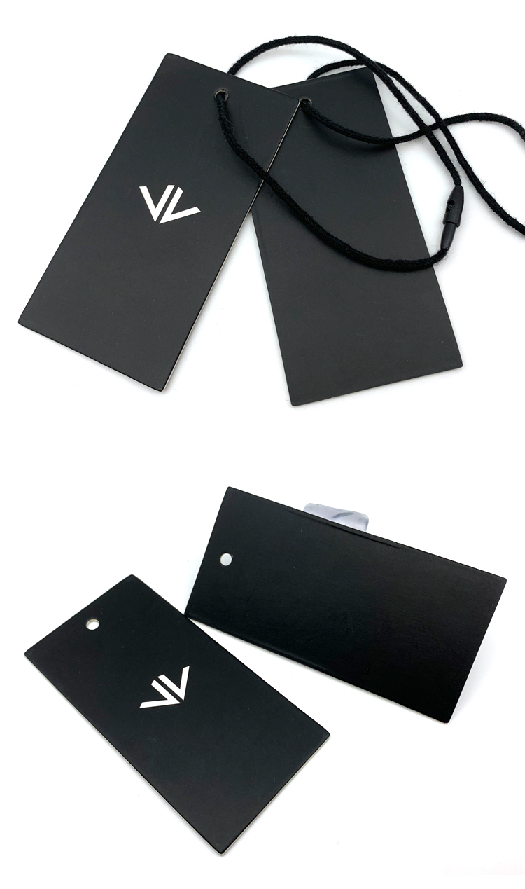 Tvornica za ispis opskrbljuje izravno crnu vješalicu prilagođenu oznaku za odjeću s logotipom